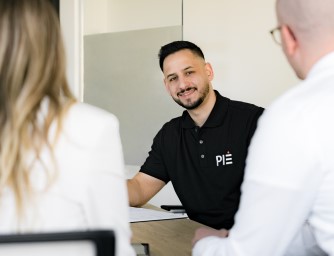 Marketingagentur-Team im Gespräch mit Kunden am Konferenztisch
